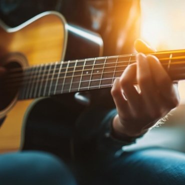 acoustic-guitarists-hands-closeup-shot-intricate-fingerwork_905033-37171